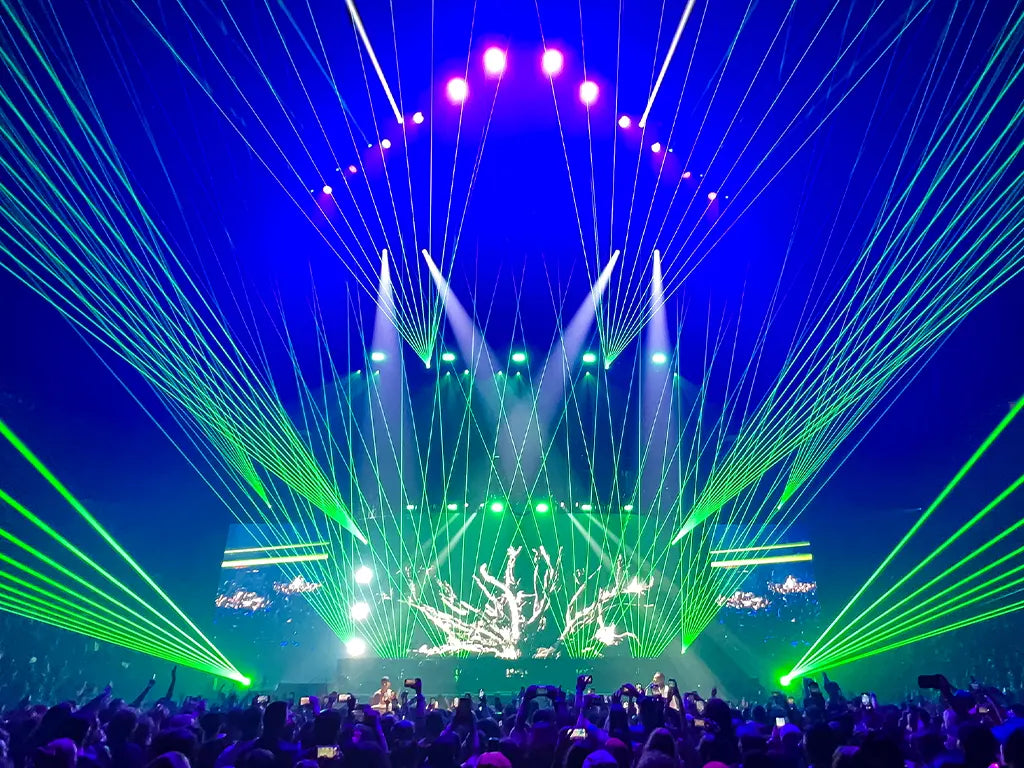 Touring arena laser show with multi-head beam effects